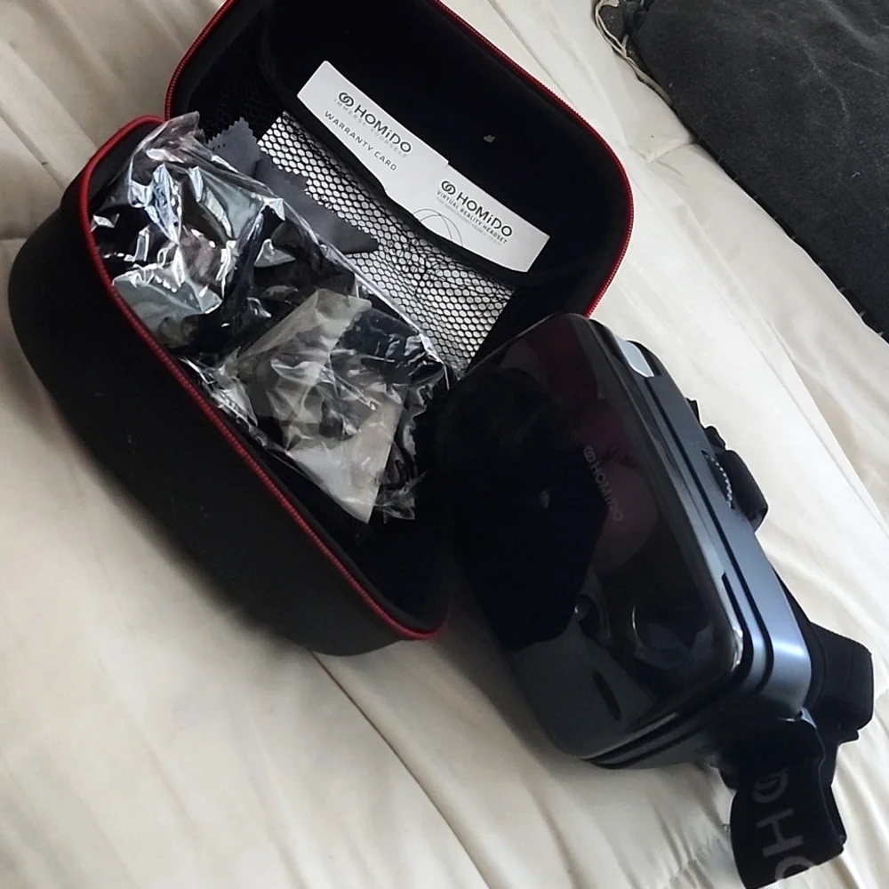 HOMiDO virtual reality headset and case